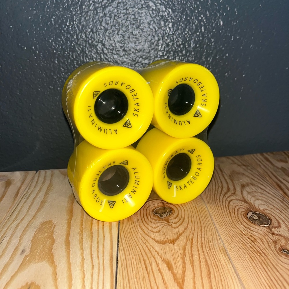 Longboard 60mm yellow and black cruiser wheels